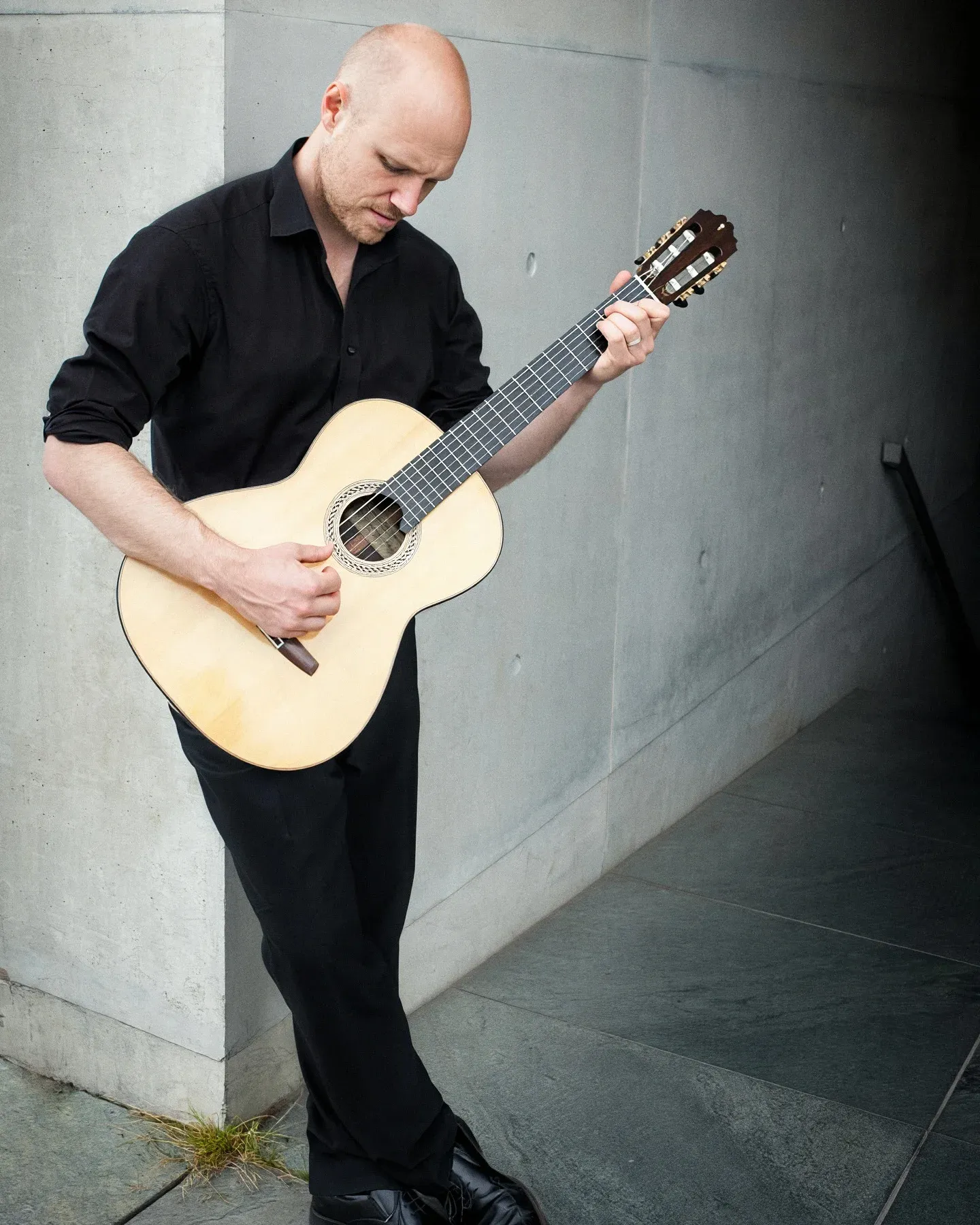 Philipp Niedrich, Gründer von Apollo Webdesign, mit klassischer Gitarre